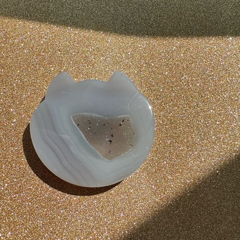 Cute cat shaped geode with sparkly, druzy quartz 😍✨